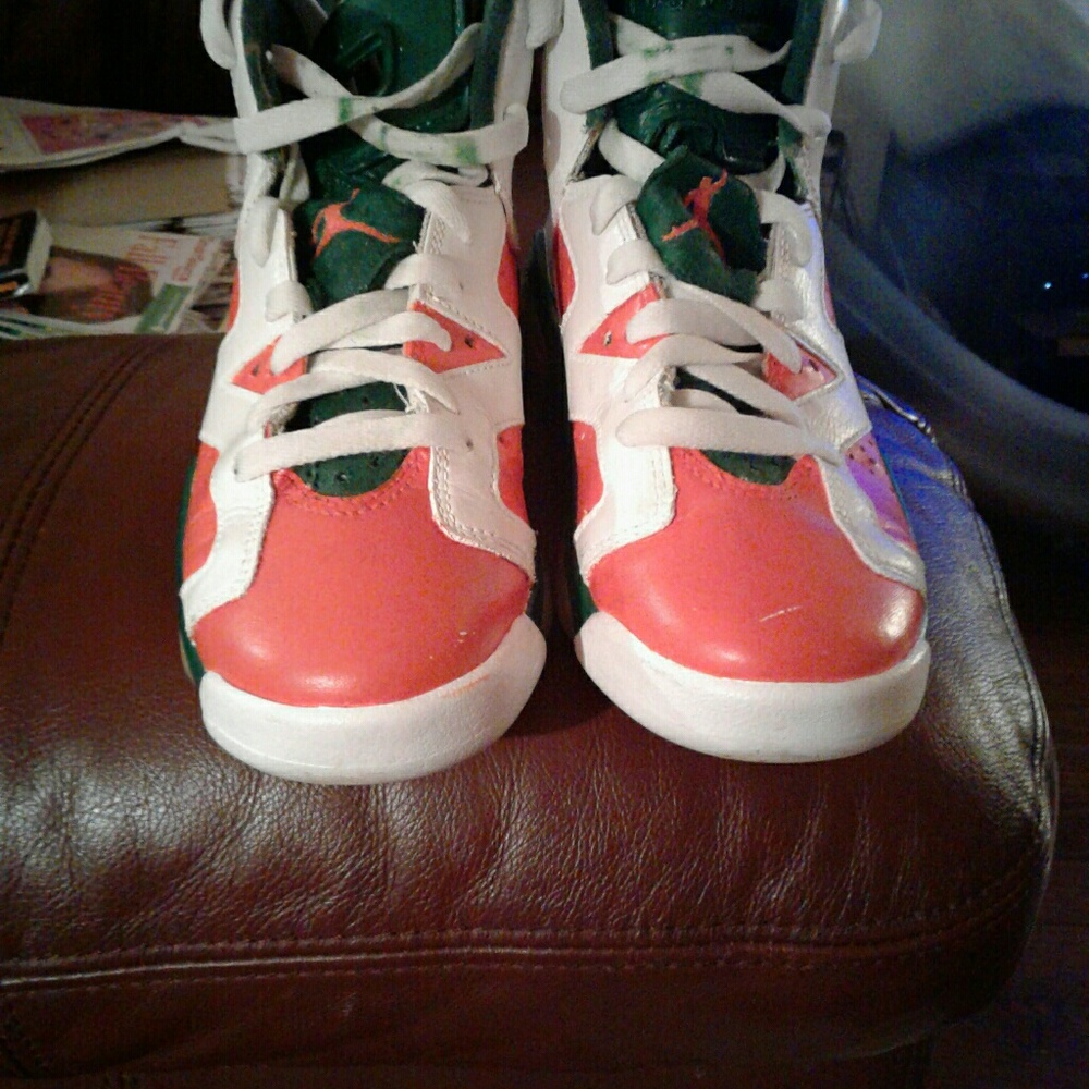 Youths Jordan 6 - Picture 1 of 5